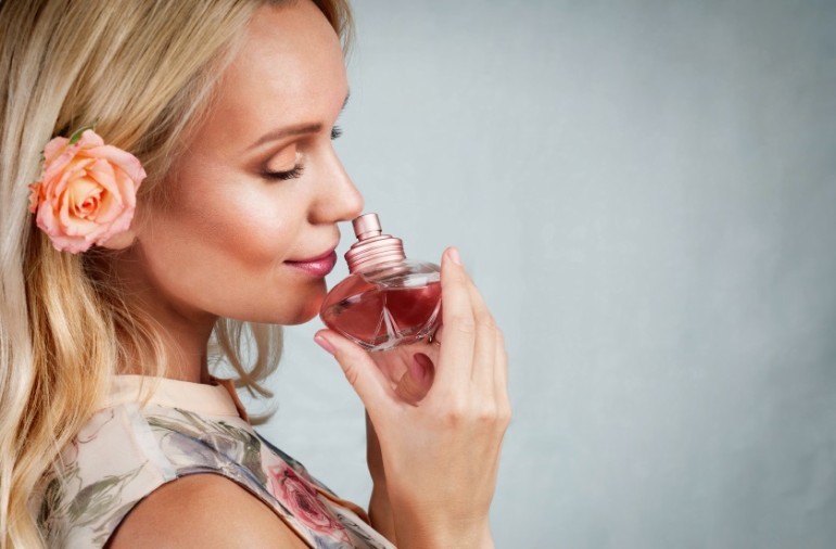 Mujer con perfume